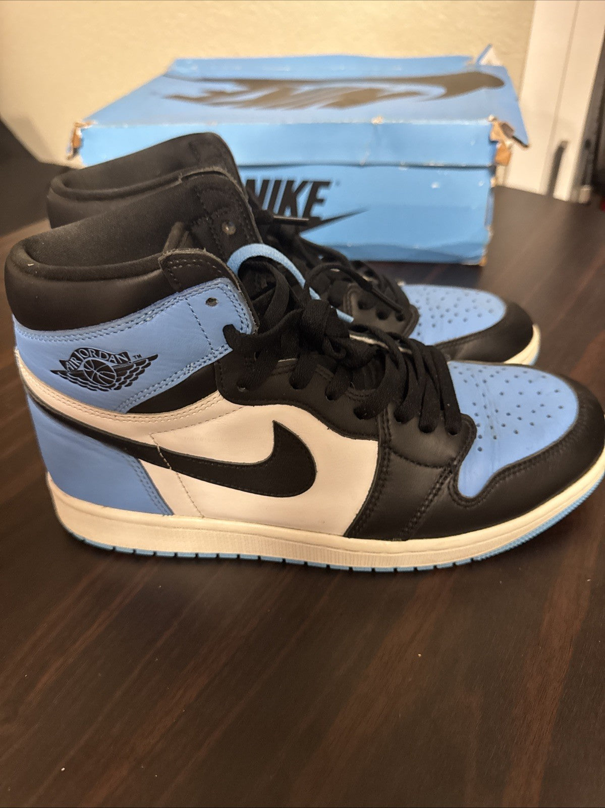Men's Nike Air Jordan 1 Retro High OG UNC Toe DZ5485-400 Size 10 Used - product image from the listing.