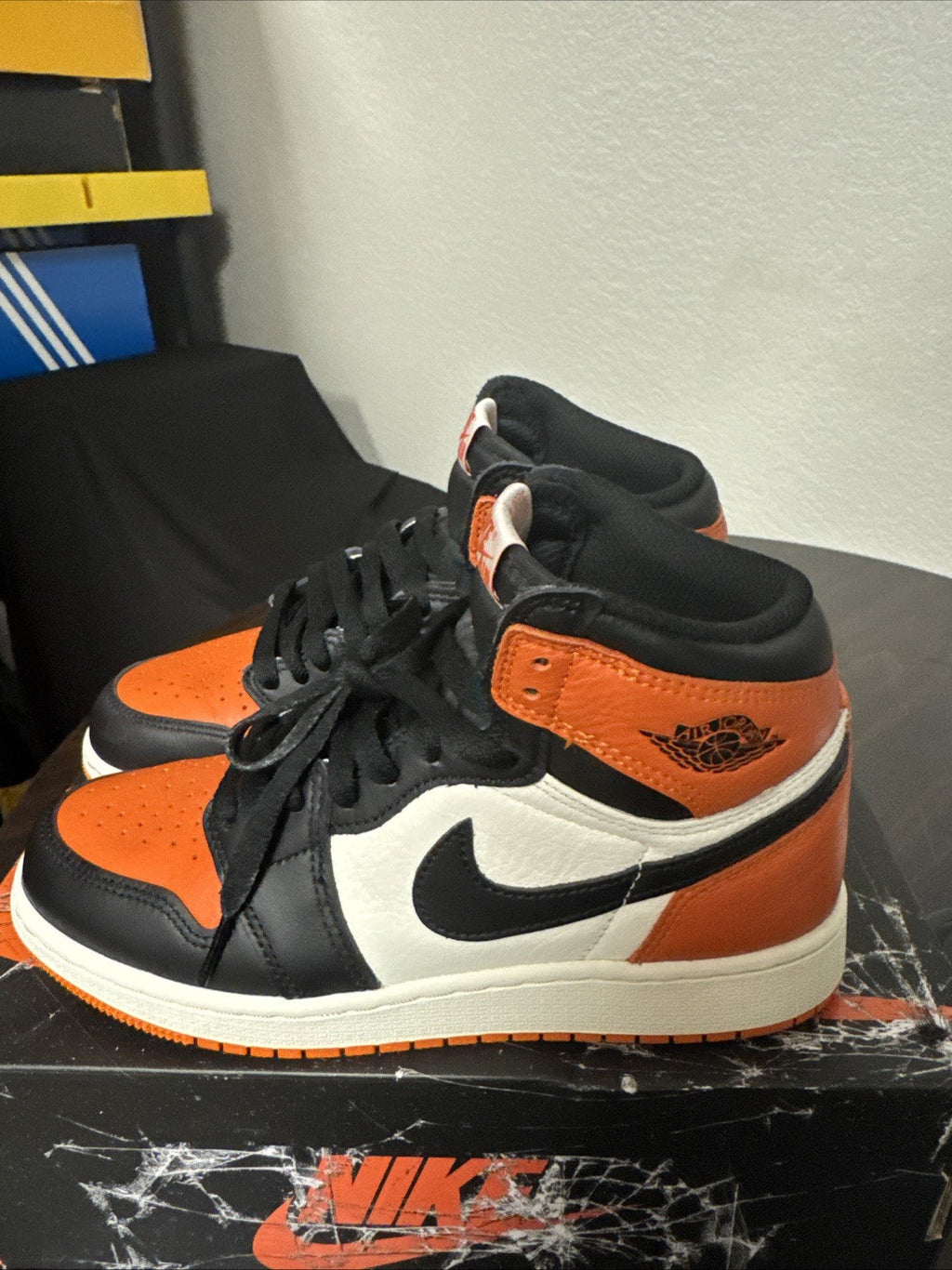 "Shattered Backboard" Size 5y - Air Jordan 1 High OG - product image from the listing.