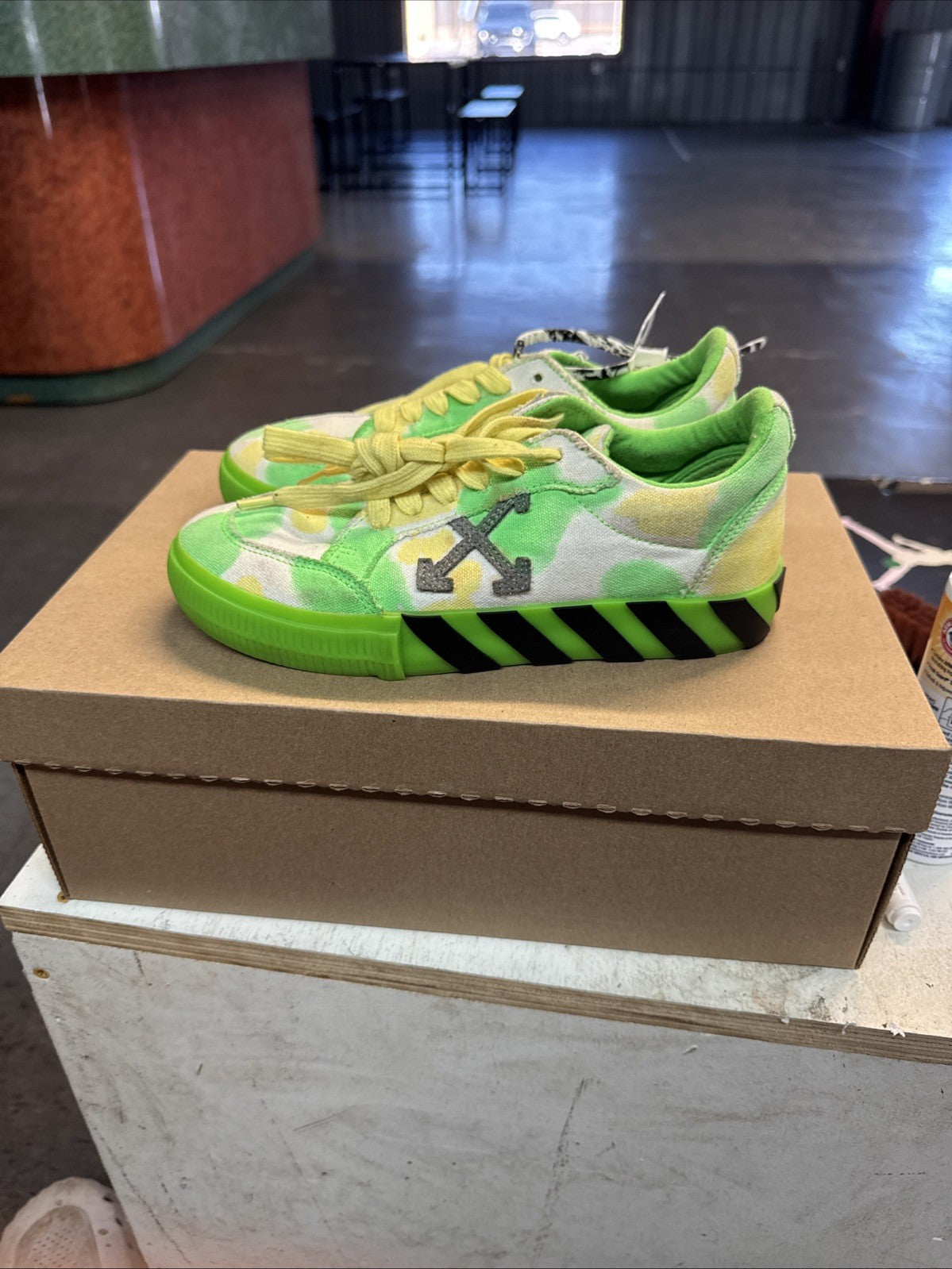 Off-White Vulc Low Tie-Dye | Replacement Box - Size 5 US - product image from the listing.
