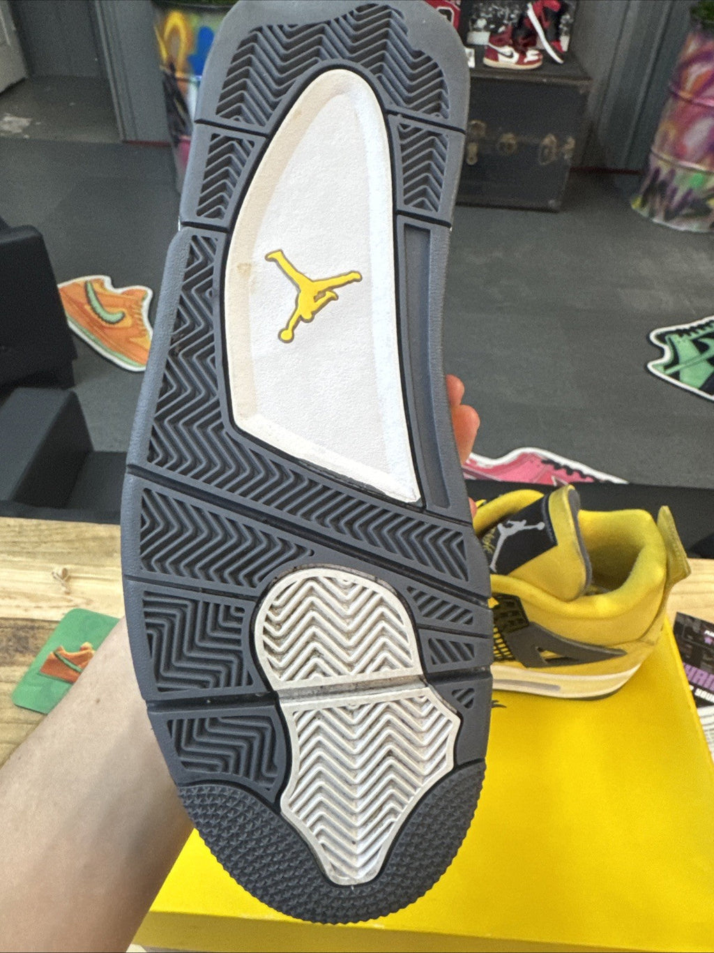 Jordan 4 Retro Mid Lightning - Size 10.5 - product image from the listing.