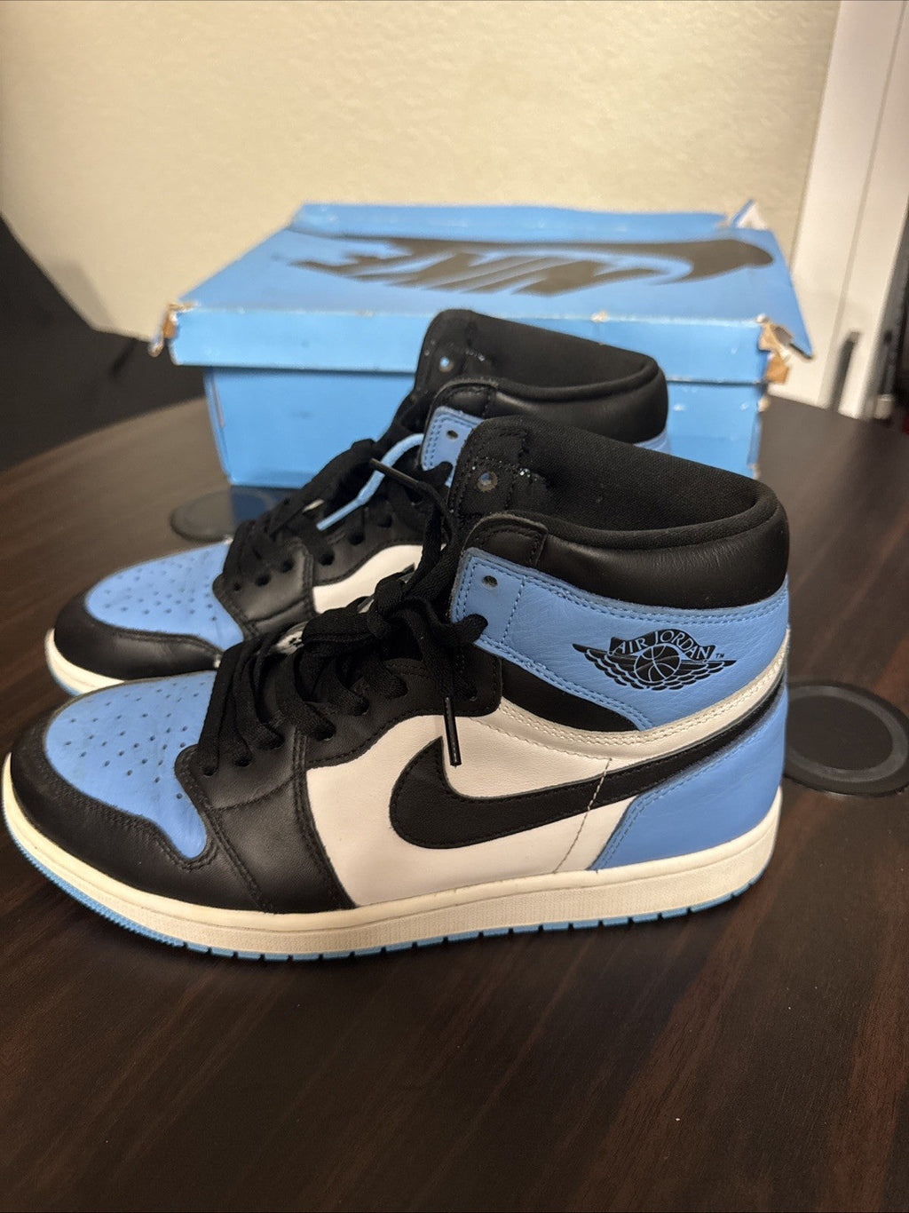 Men's Nike Air Jordan 1 Retro High OG UNC Toe DZ5485-400 Size 10 Used - product image from the listing.