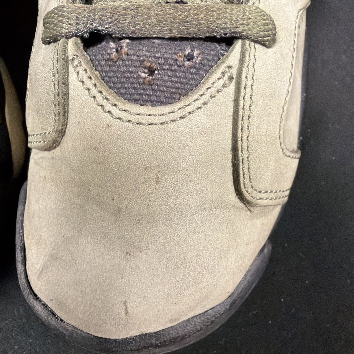 Travis Scott Olive Green Size 7 Pre-Owned - Nike Air Jordan 6 - product image from the listing.