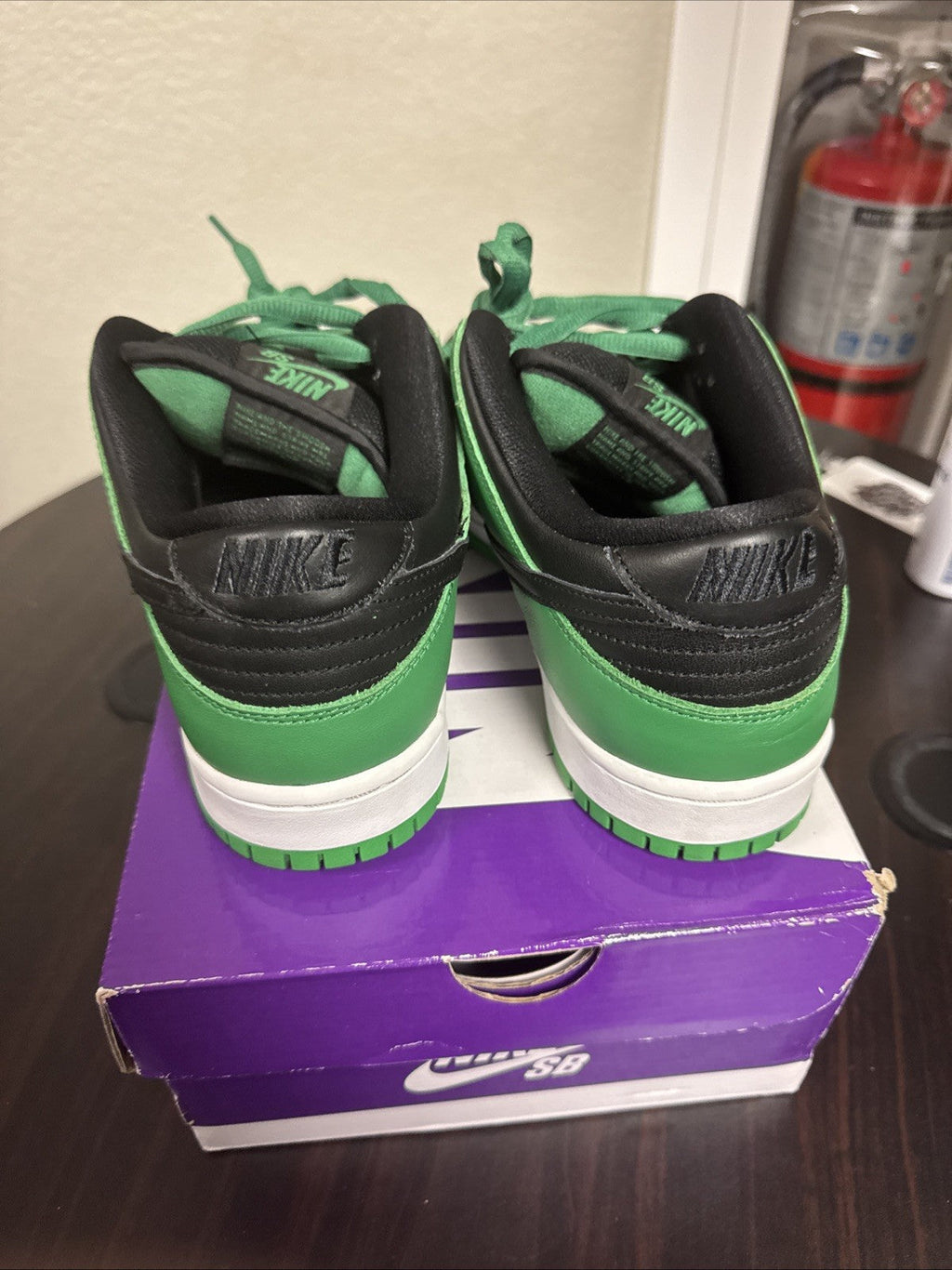 PREOWNED Nike SB Dunk Low Pro Classic Green Black White Size 9 - product image from the listing.