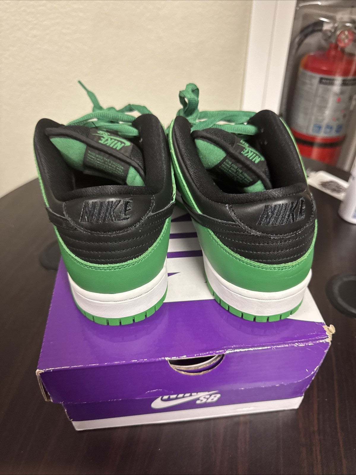 PREOWNED Nike SB Dunk Low Pro Classic Green Black White Size 9 - product image from the listing.
