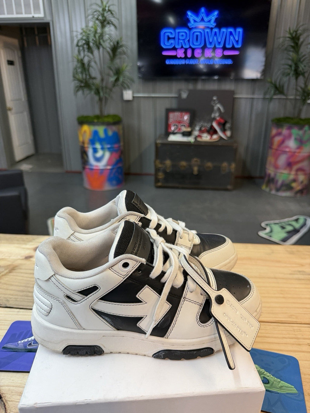 NEW! Off White Out-Of-Office Black on White Trainers Shoes Size 39 (7) - product image from the listing.