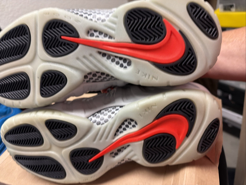 Air Foamposite Pro Pure Platinum 2016 GLOW IN DARK US. size 10 by Nike - product image from the listing.