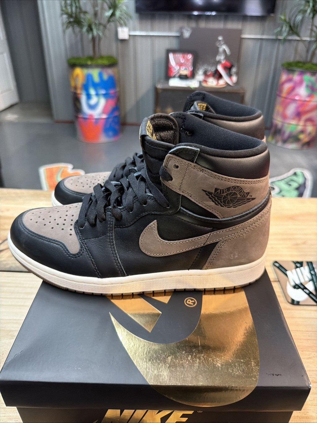 Palomino Size 9 VNDS - Jordan 1 Retro High OG - product image from the listing.