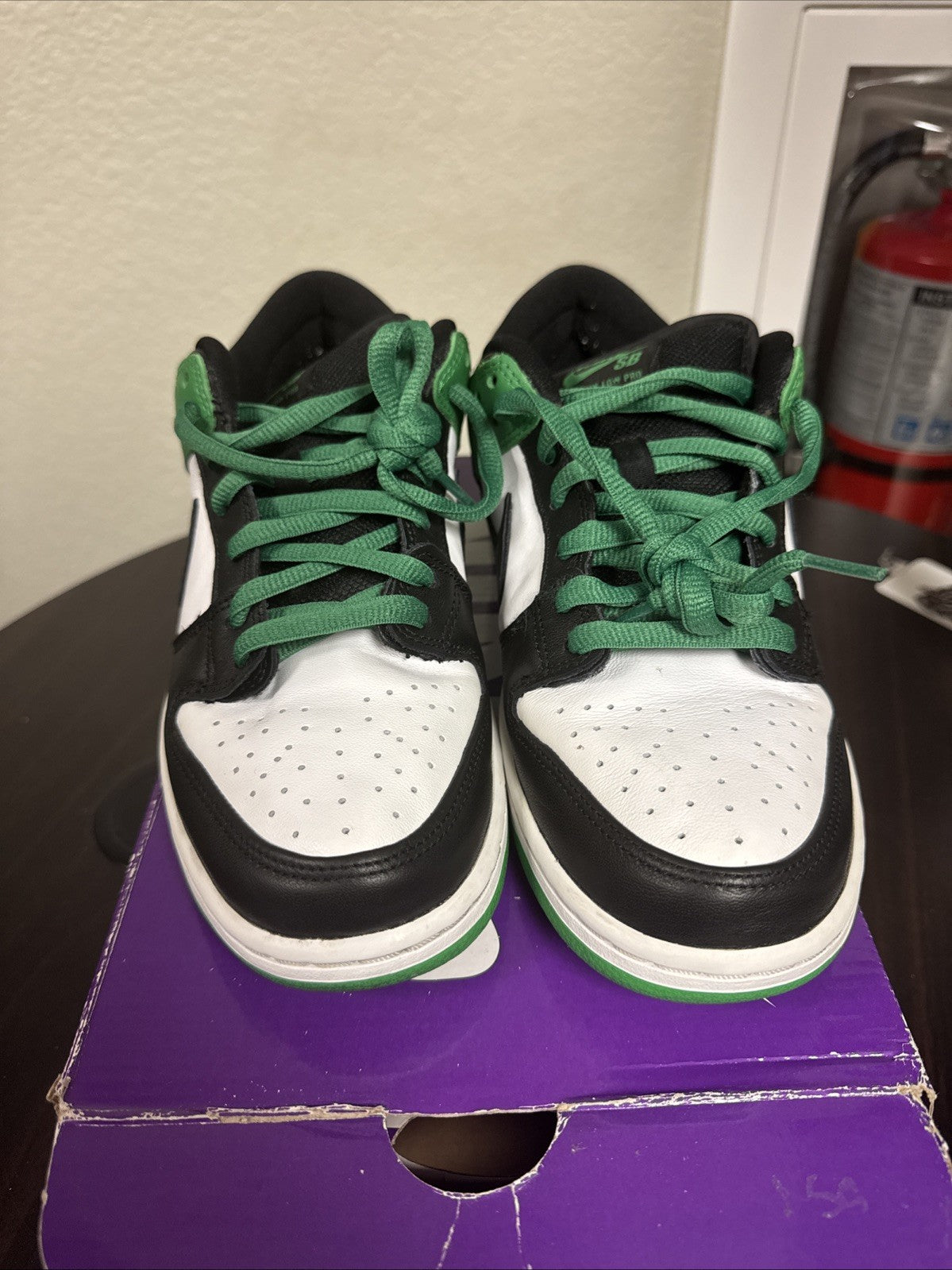 PREOWNED Nike SB Dunk Low Pro Classic Green Black White Size 9 - product image from the listing.