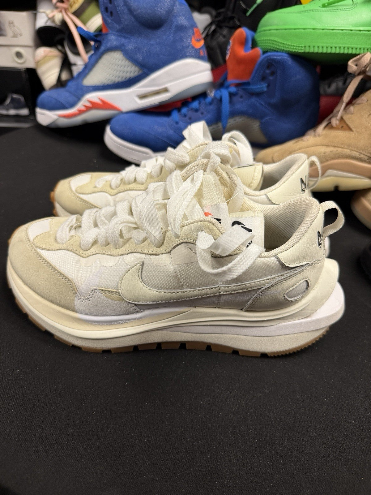 DD1875 100 Nike Vaporwaffle sacai in Sail Gum - product image from the listing.