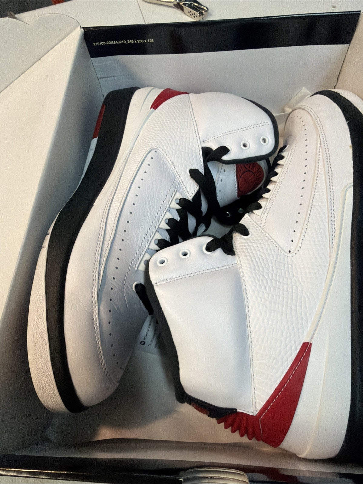 "Chicago" Air Jordan 2 Retro Mid Size 11 DX2454-106 DS New White Red Black - product image from the listing.