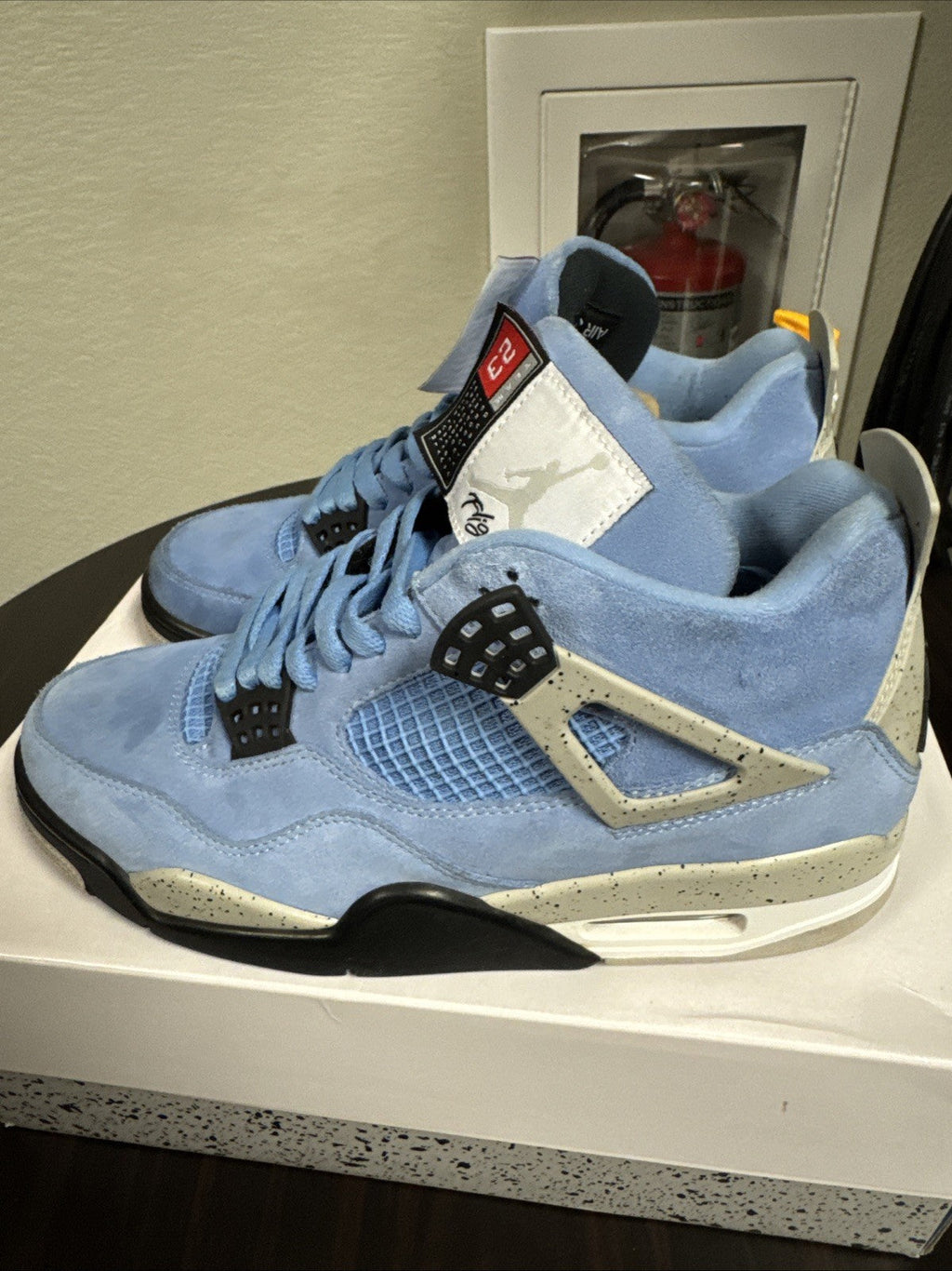 Air Jordan 4 Retro university blue men's size 9￼ - product image from the listing.
