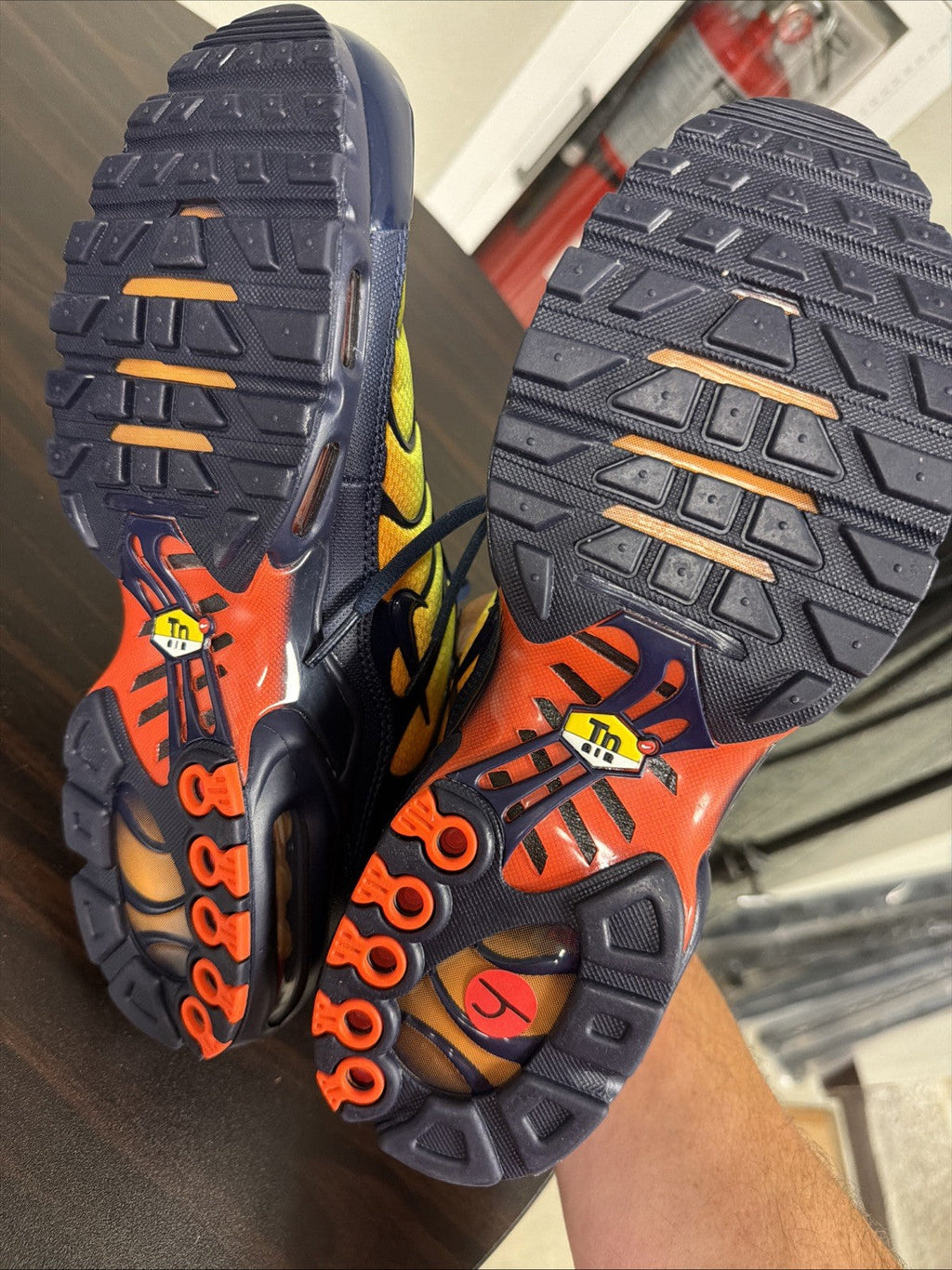 Men's Nike Air Max Plus Shoes Venom Blackened Blue DM0032-701 size 10 NEW - product image from the listing.
