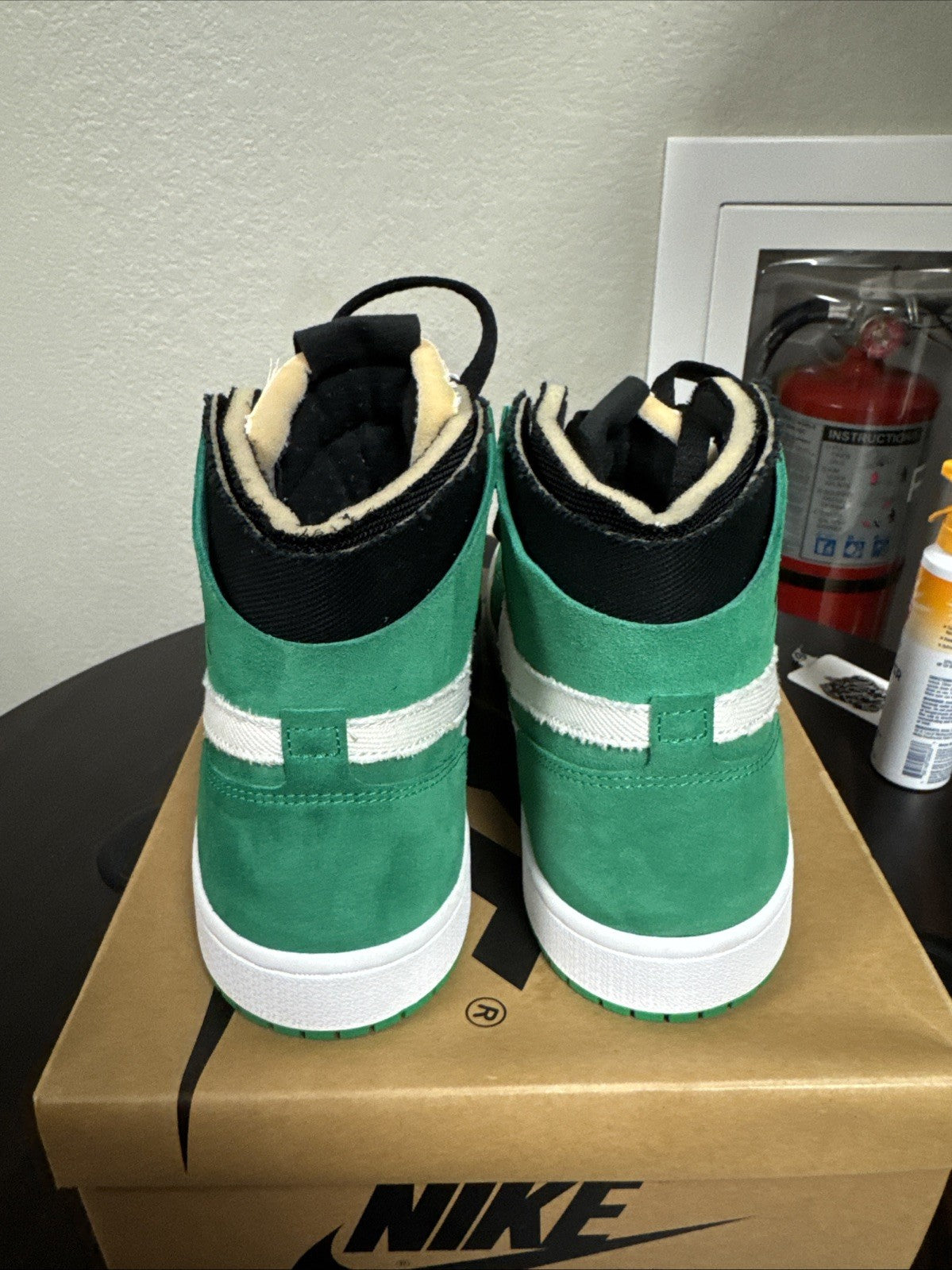 Men's SIZE 10 - AIR JORDAN 1 ZOOM CMFT STADIUM GREEN SHOES - product image from the listing.