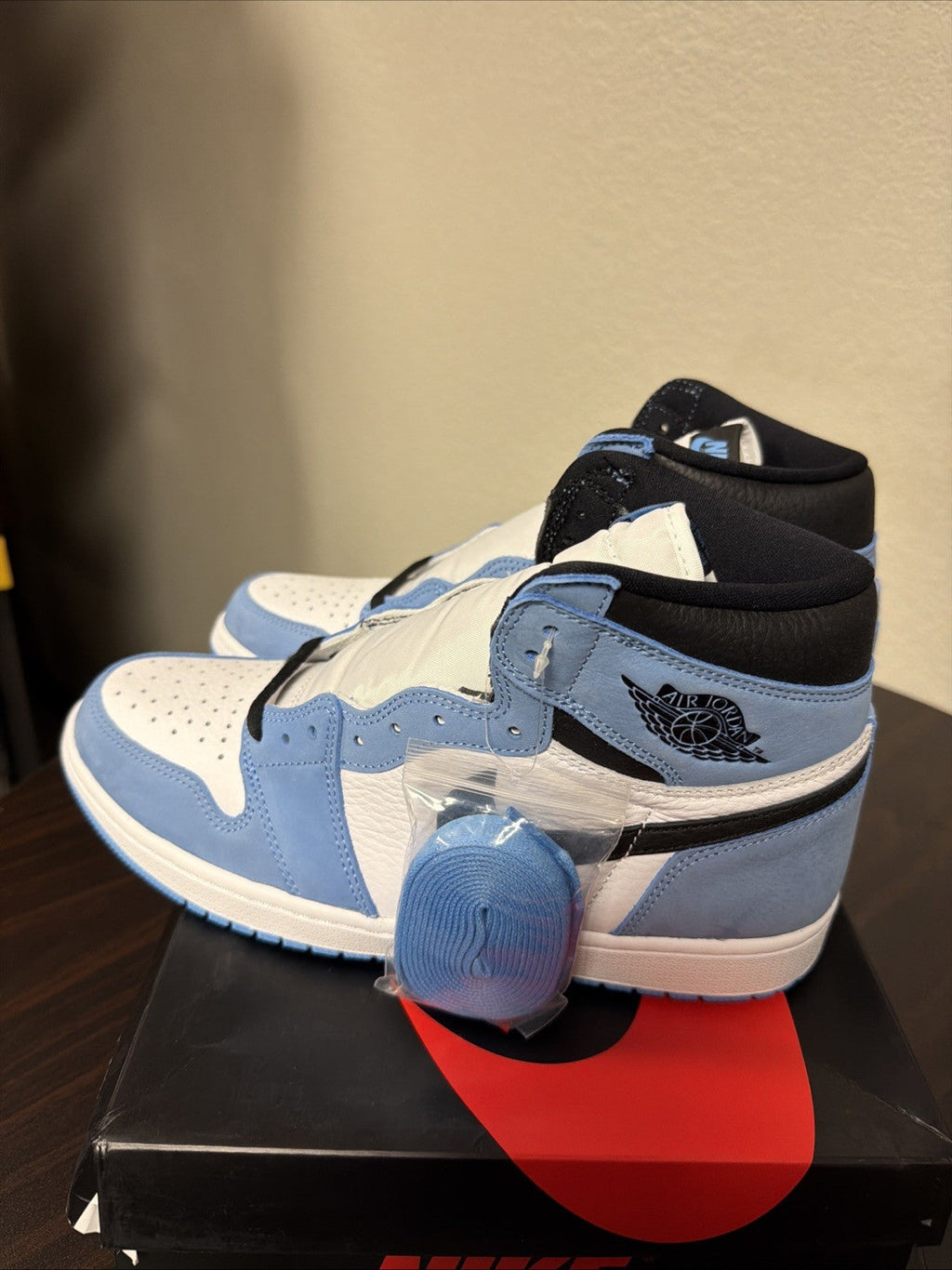 Men's Air Jordan 1 High 'University Blue' Size 10.5 NEW Sneakers 555088-134 - product image from the listing.