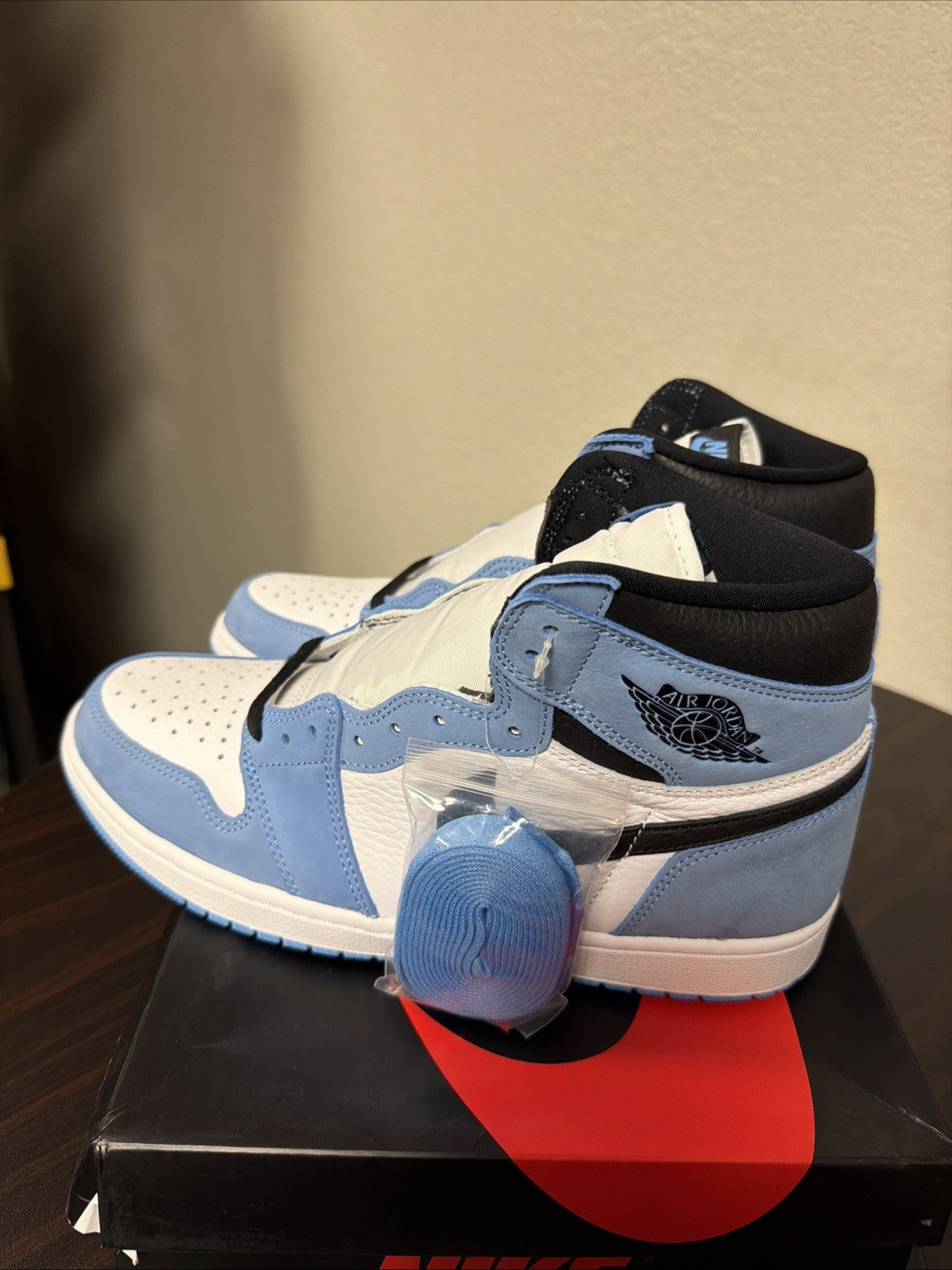 Men's Air Jordan 1 High 'University Blue' Size 10.5 NEW Sneakers 555088-134 - product image from the listing.
