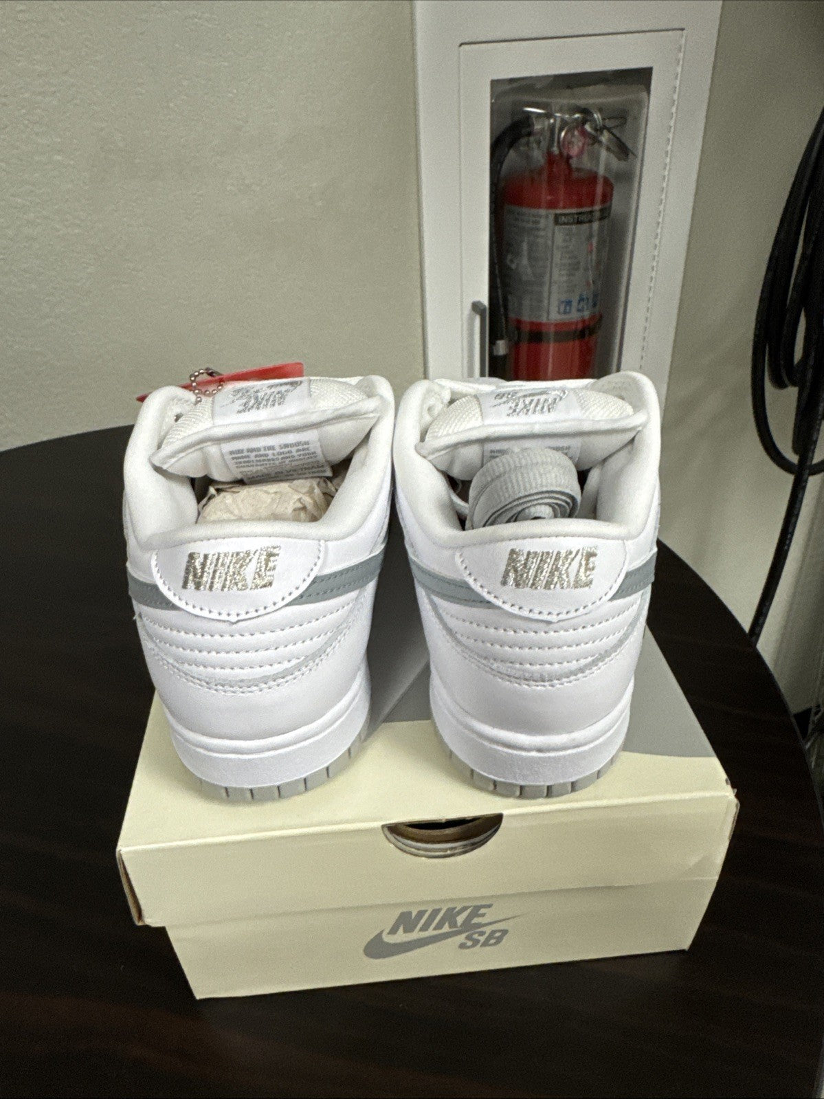 "White Metallic Silver" Size 6 - Supreme Nike SB Dunk Low - product image from the listing.