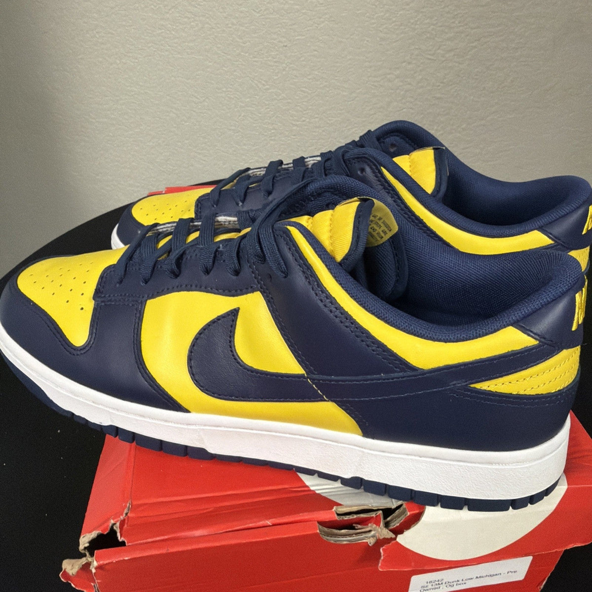 Men's Nike Dunk Low 2021 'Michigan Wolverines' Size 13 Sneakers | DD1391-700 - product image from the listing.