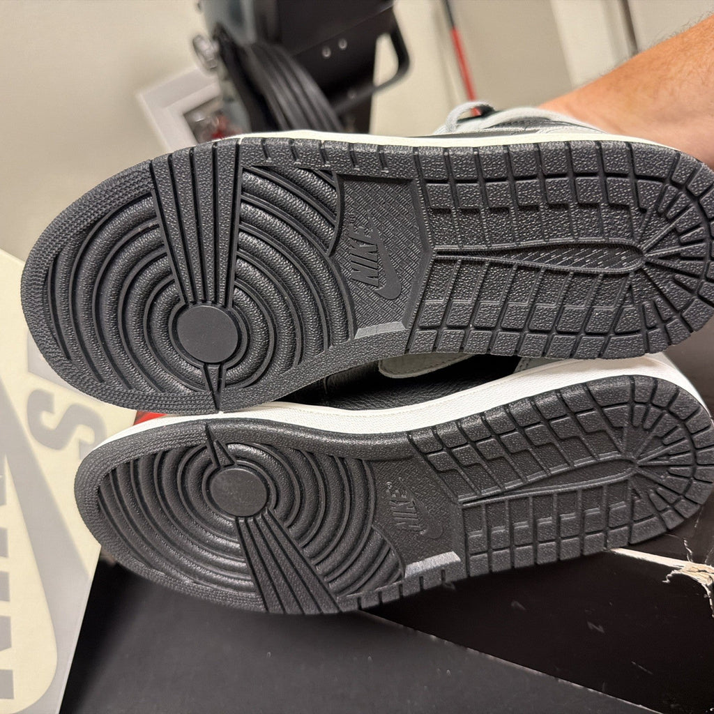 "Shadow" Air Jordan 1 Retro High OG 2018 Size 8.5 DS NEW 555088-013 - product image from the listing.