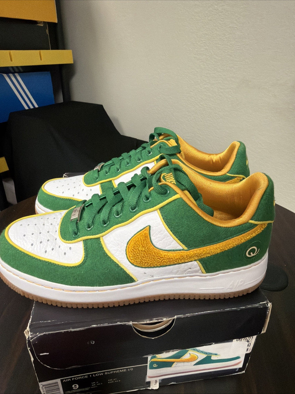 QUEENS AIR FORCE ONE *LIMITED EDITION**CLARK KENT Trainers* - product image from the listing.