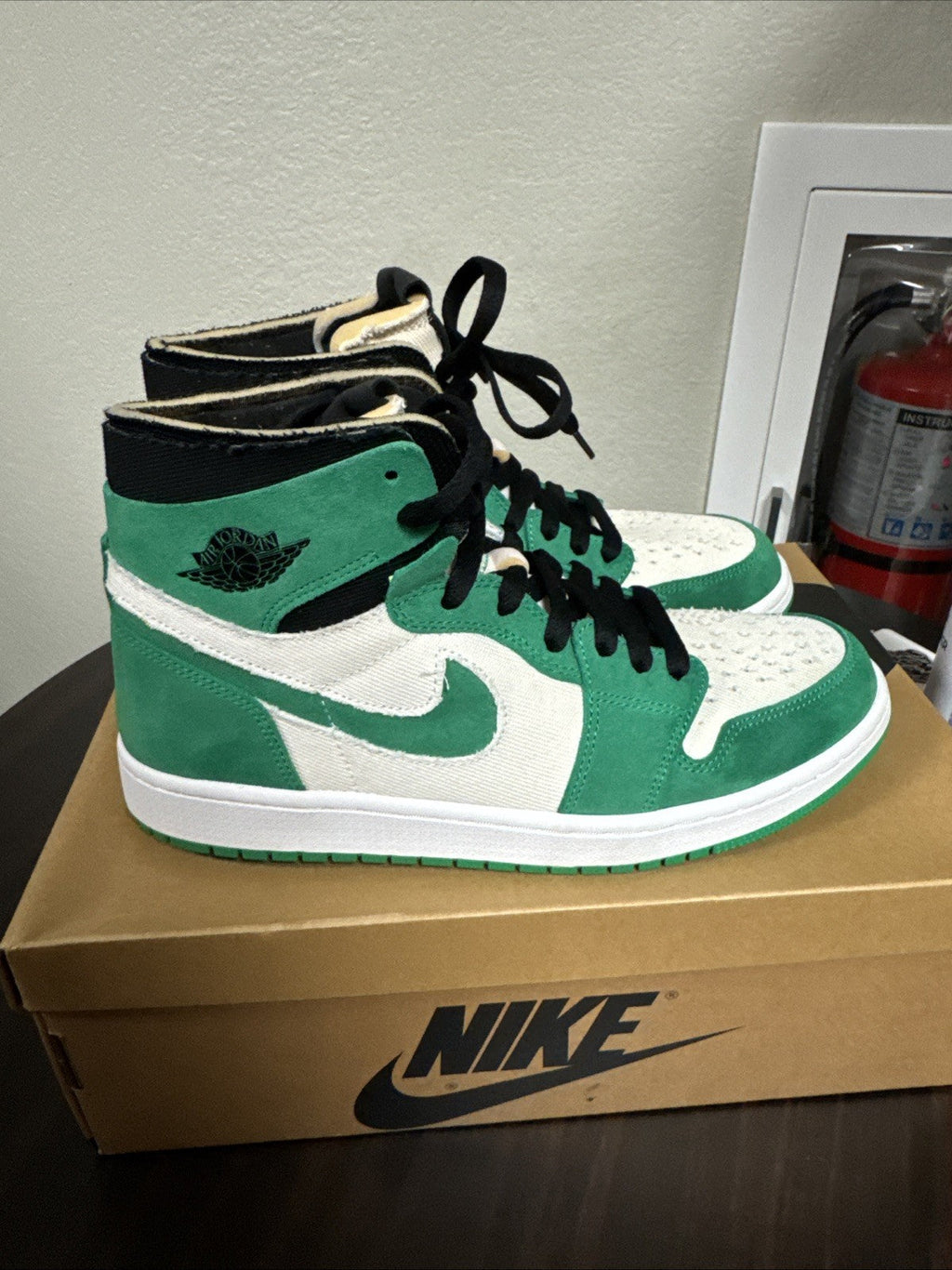 Men's SIZE 10 - AIR JORDAN 1 ZOOM CMFT STADIUM GREEN SHOES - product image from the listing.