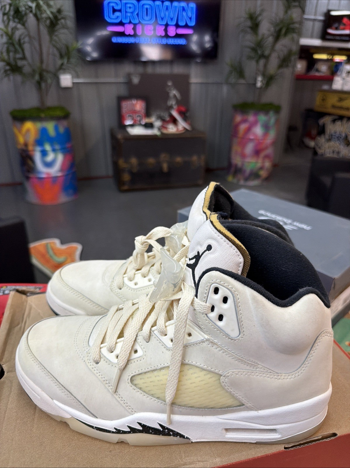 Air Jordan 5 Retro SE Sail Ivory Nubuck Men's High Top Sneaker FN7405-100 - product image from the listing.