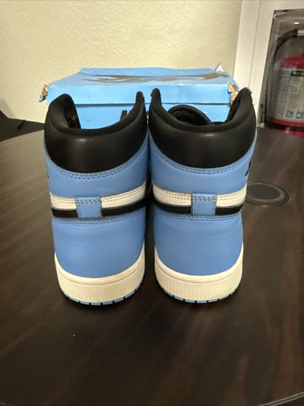 Men's Nike Air Jordan 1 Retro High OG UNC Toe DZ5485-400 Size 10 Used - product image from the listing.