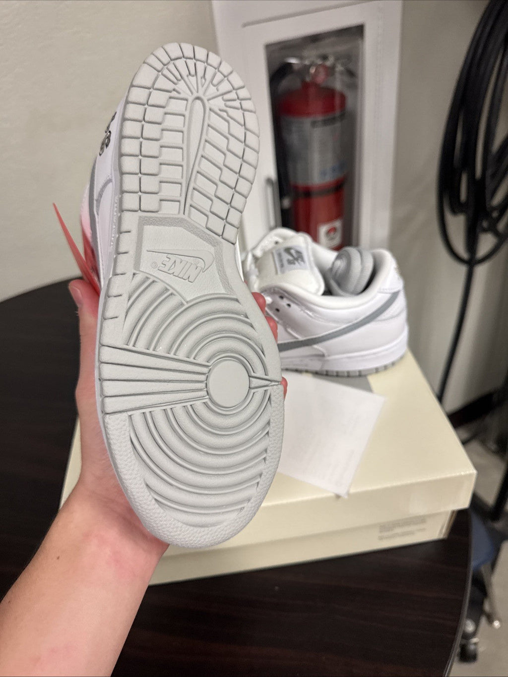"White Metallic Silver" Size 6 - Supreme Nike SB Dunk Low - product image from the listing.