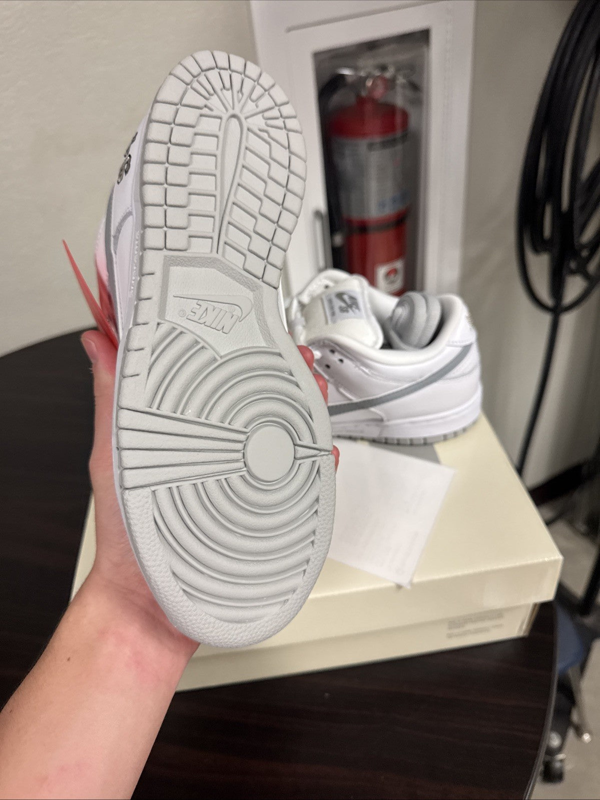"White Metallic Silver" Size 6 - Supreme Nike SB Dunk Low - product image from the listing.