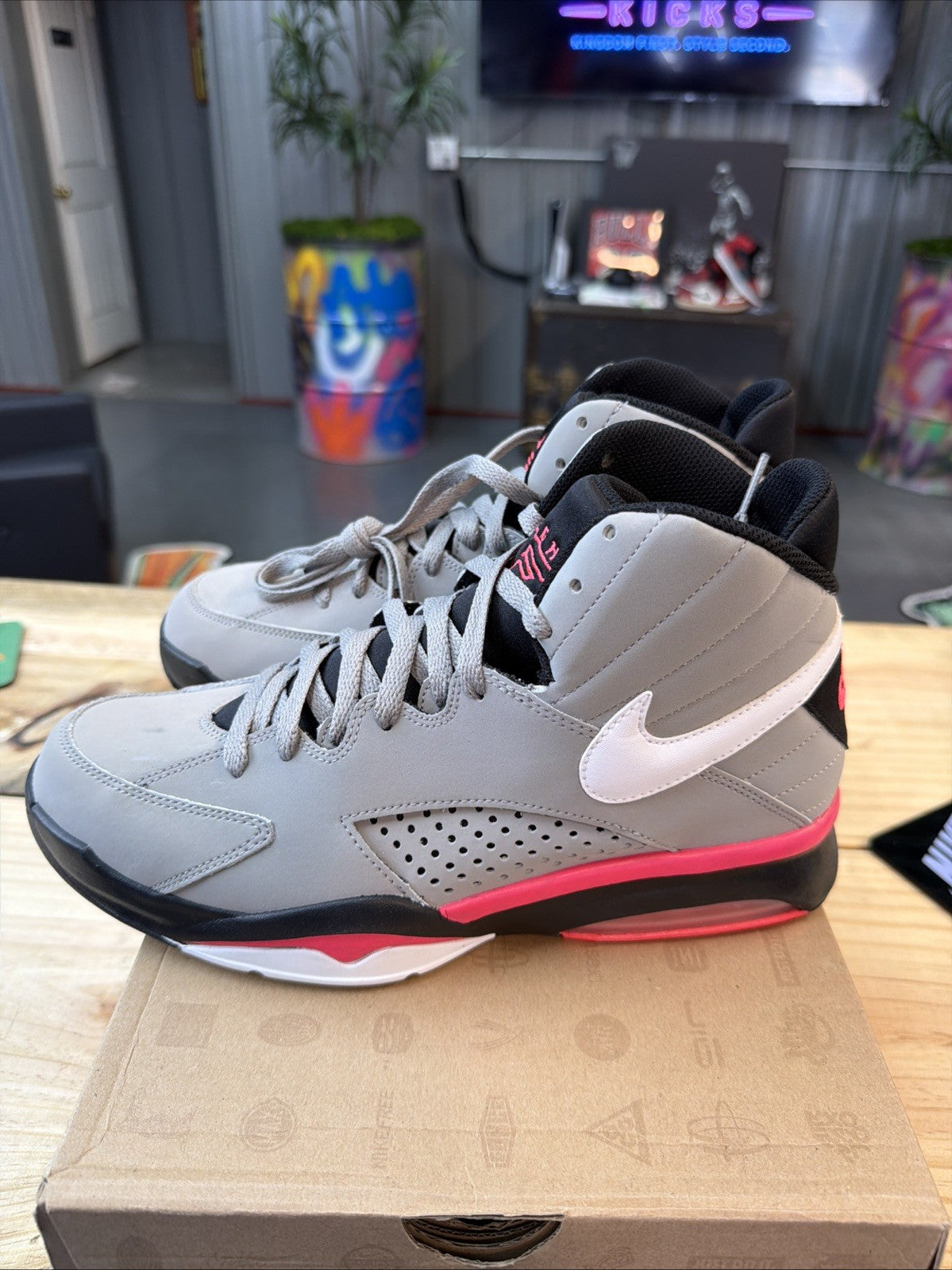 Men's Nike Air Maestro Flight Pippen 472499-060 Size 9…. 2012 Shoes - product image from the listing.