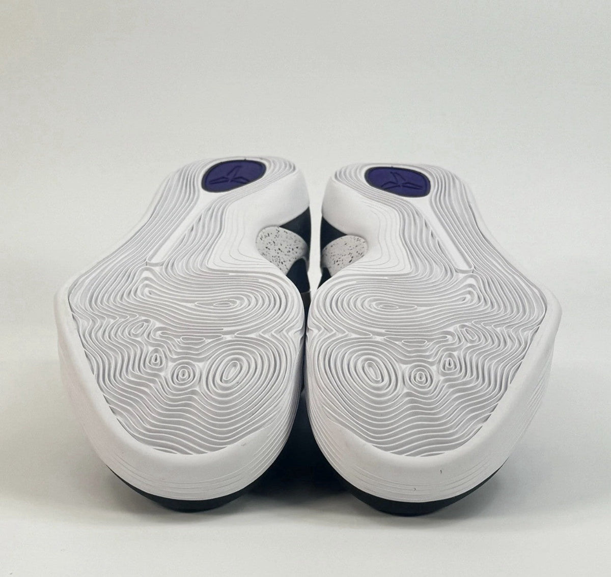 Nike Kobe 9 Elite EM Low Protro TB Size 8 Men's Black University Gold IH1401 002 - product image from the listing.