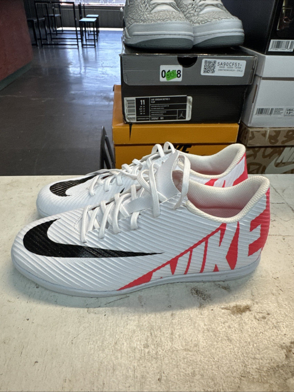 Nike Vapor 15 Club IC | Replacement Box - Size 5.5 - product image from the listing.
