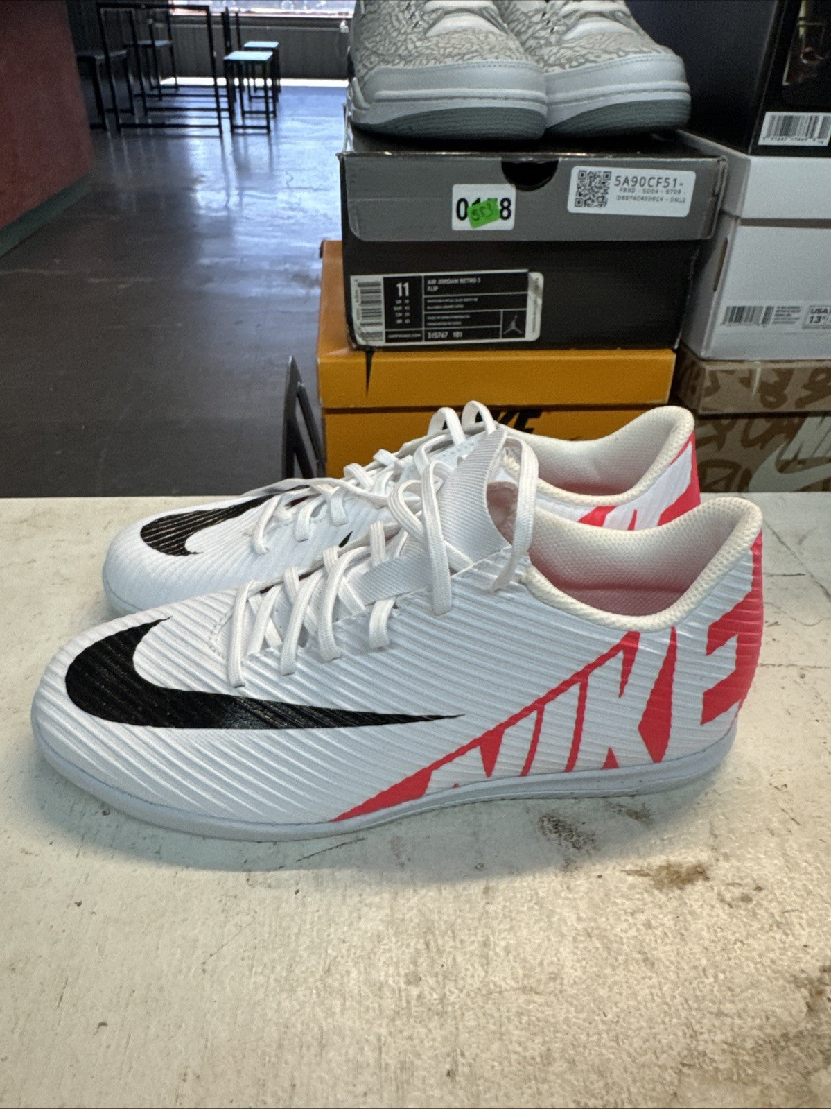 Nike Vapor 15 Club IC | Replacement Box - Size 5.5 - product image from the listing.