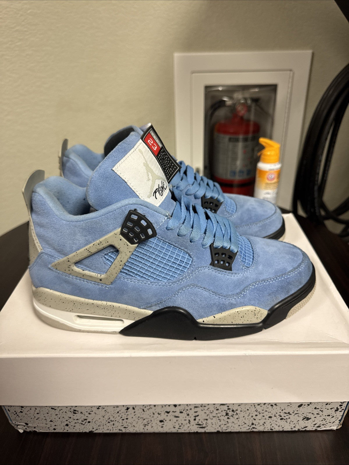Air Jordan 4 Retro university blue men's size 9￼ - product image from the listing.