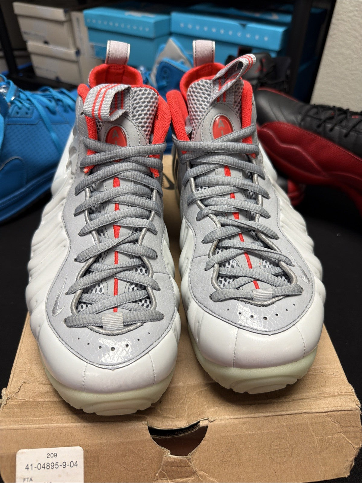Air Foamposite Pro Pure Platinum 2016 GLOW IN DARK US. size 10 by Nike - product image from the listing.
