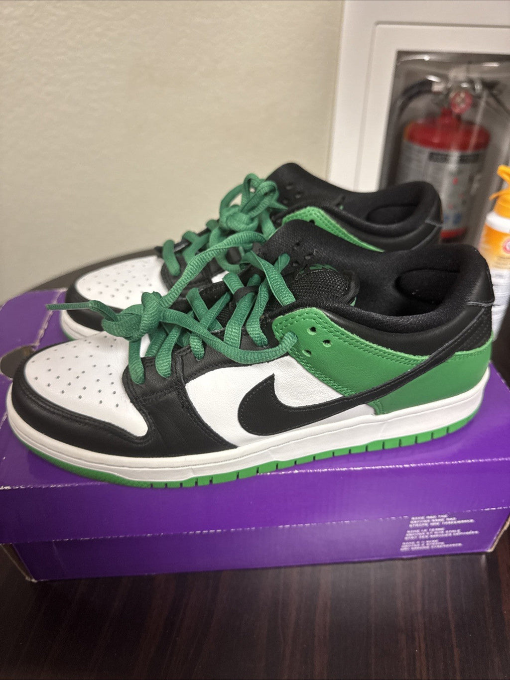 PREOWNED Nike SB Dunk Low Pro Classic Green Black White Size 9 - product image from the listing.