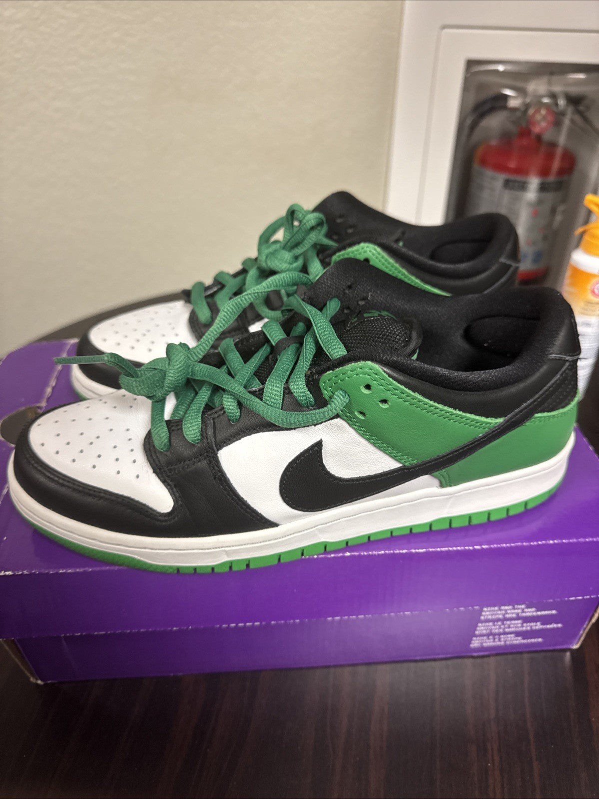 PREOWNED Nike SB Dunk Low Pro Classic Green Black White Size 9 - product image from the listing.