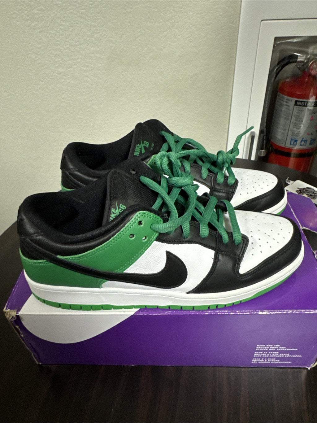 PREOWNED Nike SB Dunk Low Pro Classic Green Black White Size 9 - product image from the listing.