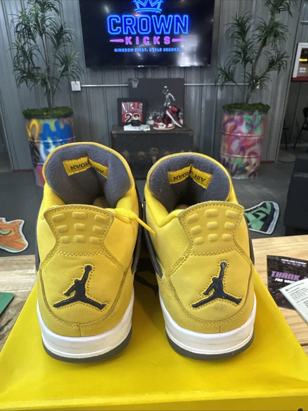 Jordan 4 Retro Mid Lightning - Size 10.5 - product image from the listing.