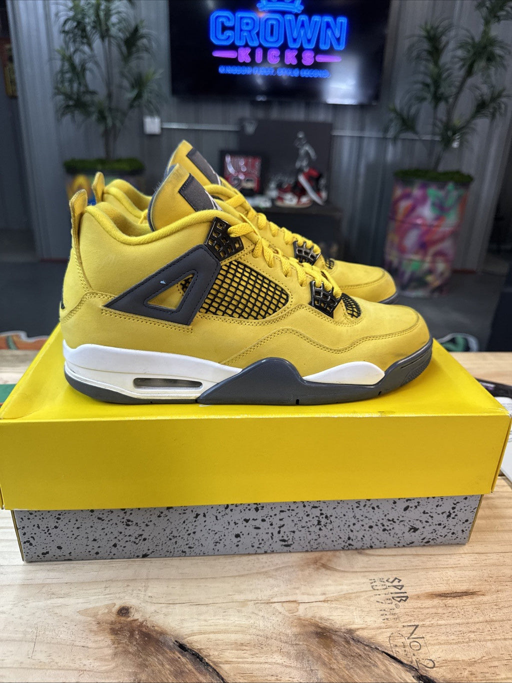 Jordan 4 Retro Mid Lightning - Size 10.5 - product image from the listing.