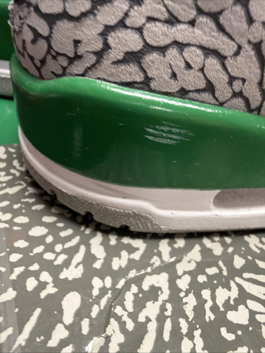 Jordan 3 Retro Mid Pine Green - Size 8.5 - product image from the listing.