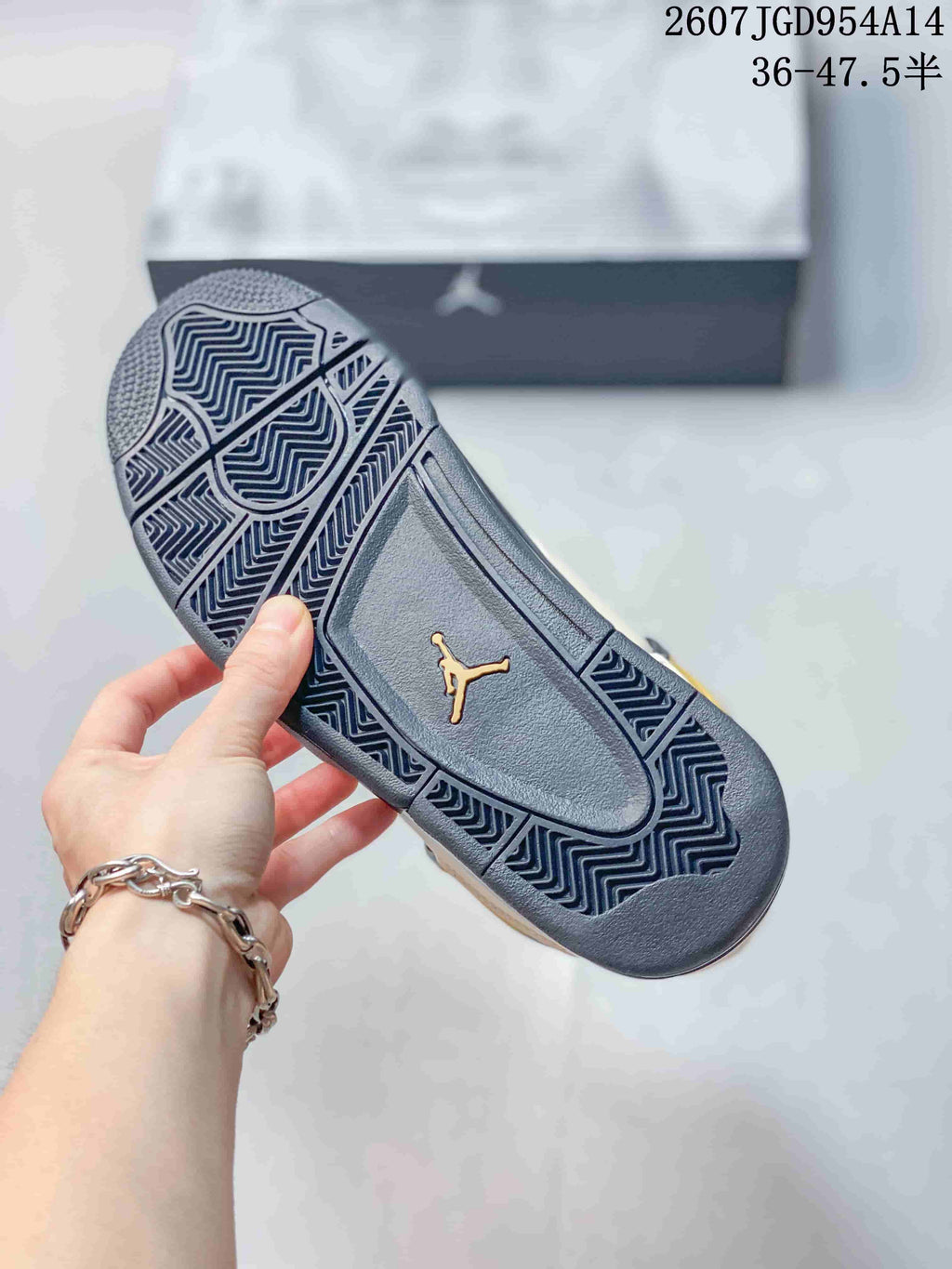 Air Jordan 4 Retro Sneakers Off-White - product image from the listing.
