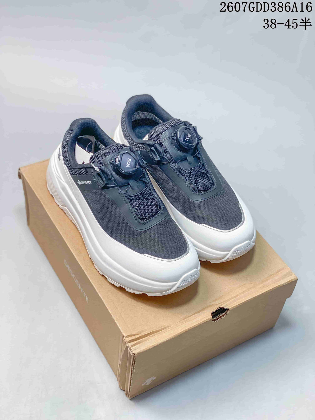 DESCENTE Dualis PRIME WIRE2.0 Sneakers in Navy White 07GDD386A16 - product image from the listing.