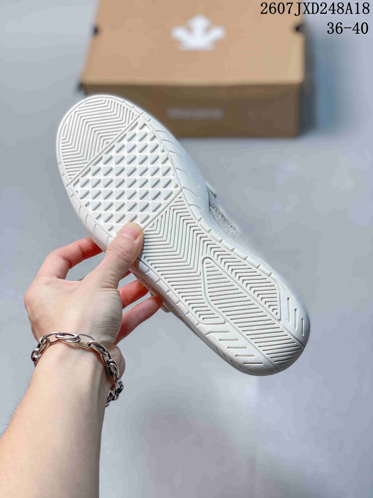 Descente Edge Court Retro Low-Top Sneakers in White SP323LSN82 - product image from the listing.