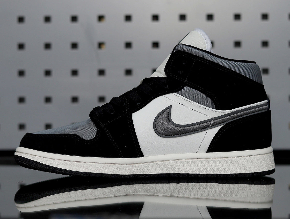 Jordan 1 Retro High OG Sneakers in Black White 852542-011 - product image from the listing.