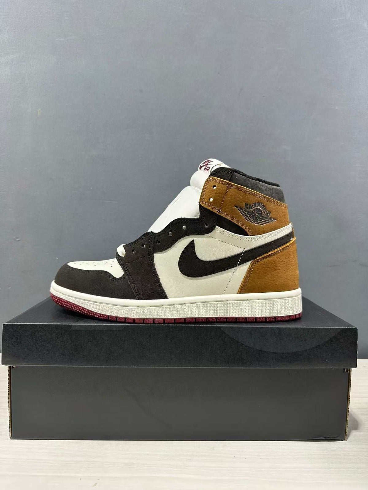 Air Jordan 1 High OG Cacao Wow Sand Drift DZ5485-201 - product image from the listing.