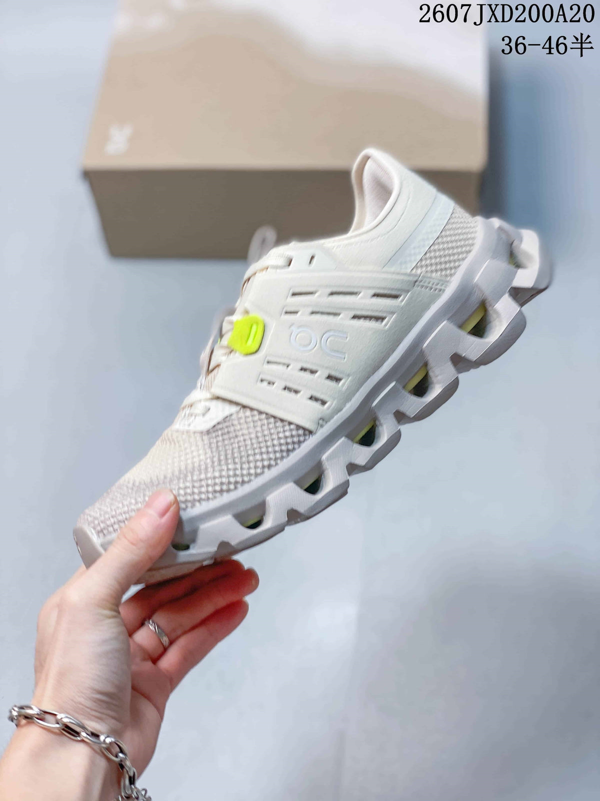 Women's On Cloudswift Amp Running Sneakers White 2607JXD200A20 - product image from the listing.