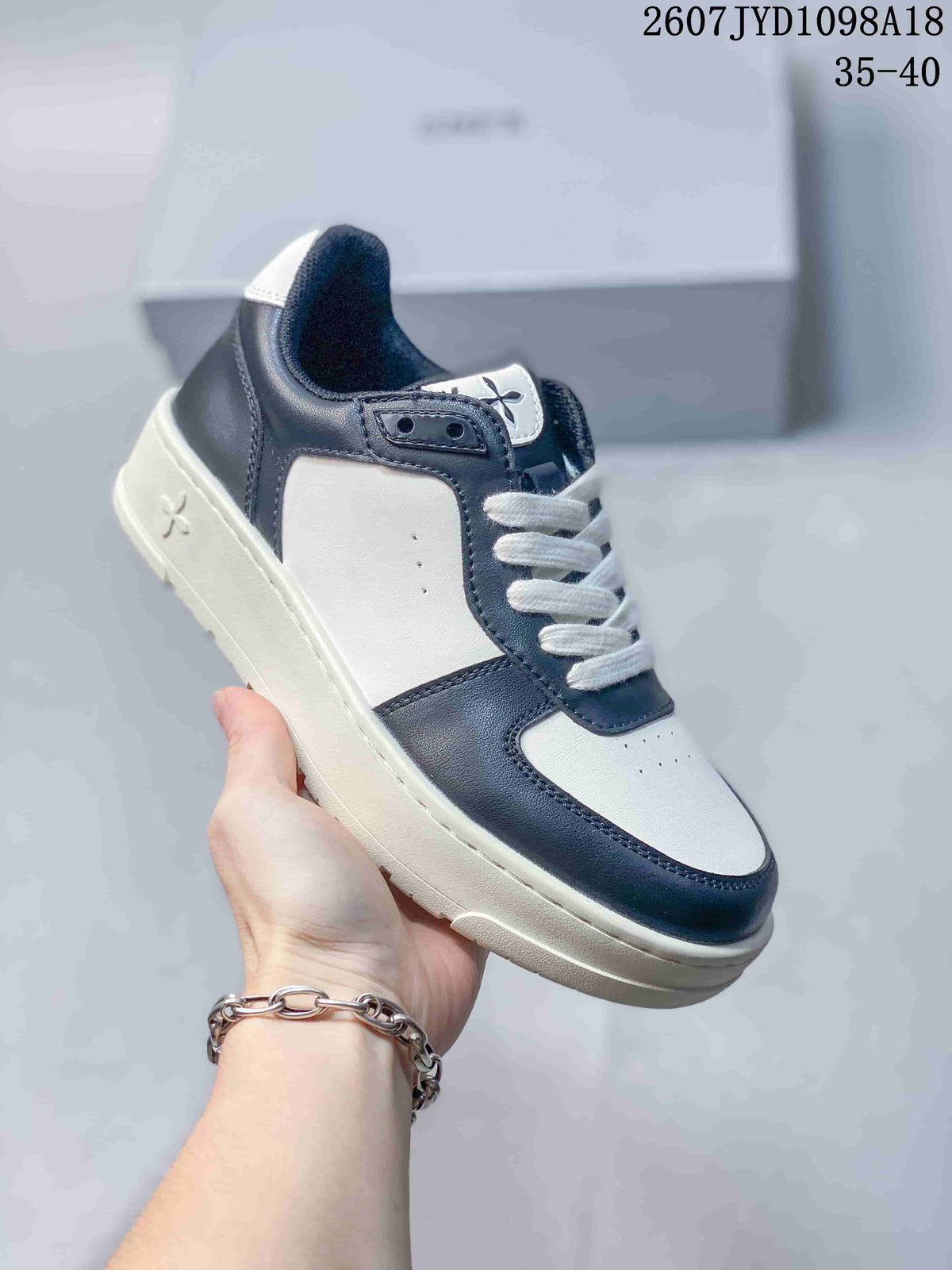 SMFK 711580EWO Retro Sneakers in Navy and White - product image from the listing.