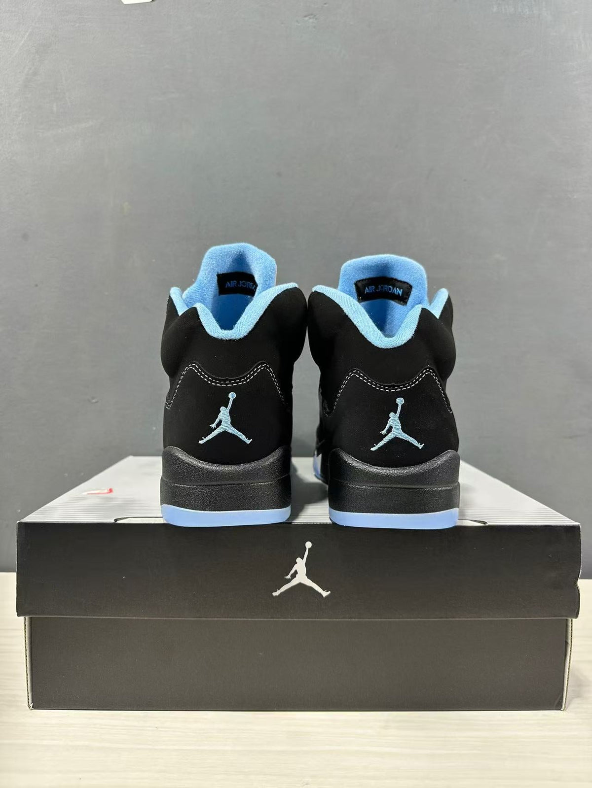 Air Jordan 5 Retro Black University Blue DD0587-008 - product image from the listing.