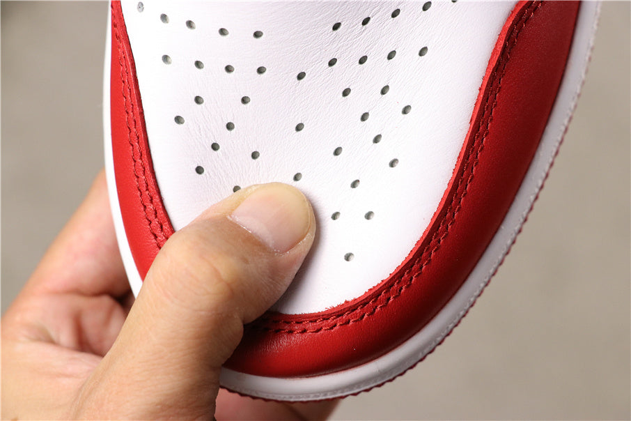Air Jordan 1 High Chicago Sneakers Red White Black - product image from the listing.