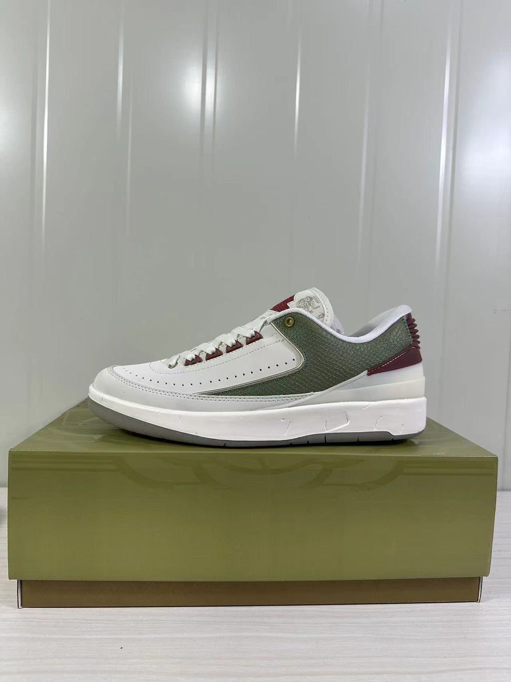 Air Jordan 2 Retro Low SP White Green Red FJ6871-100 - product image from the listing.